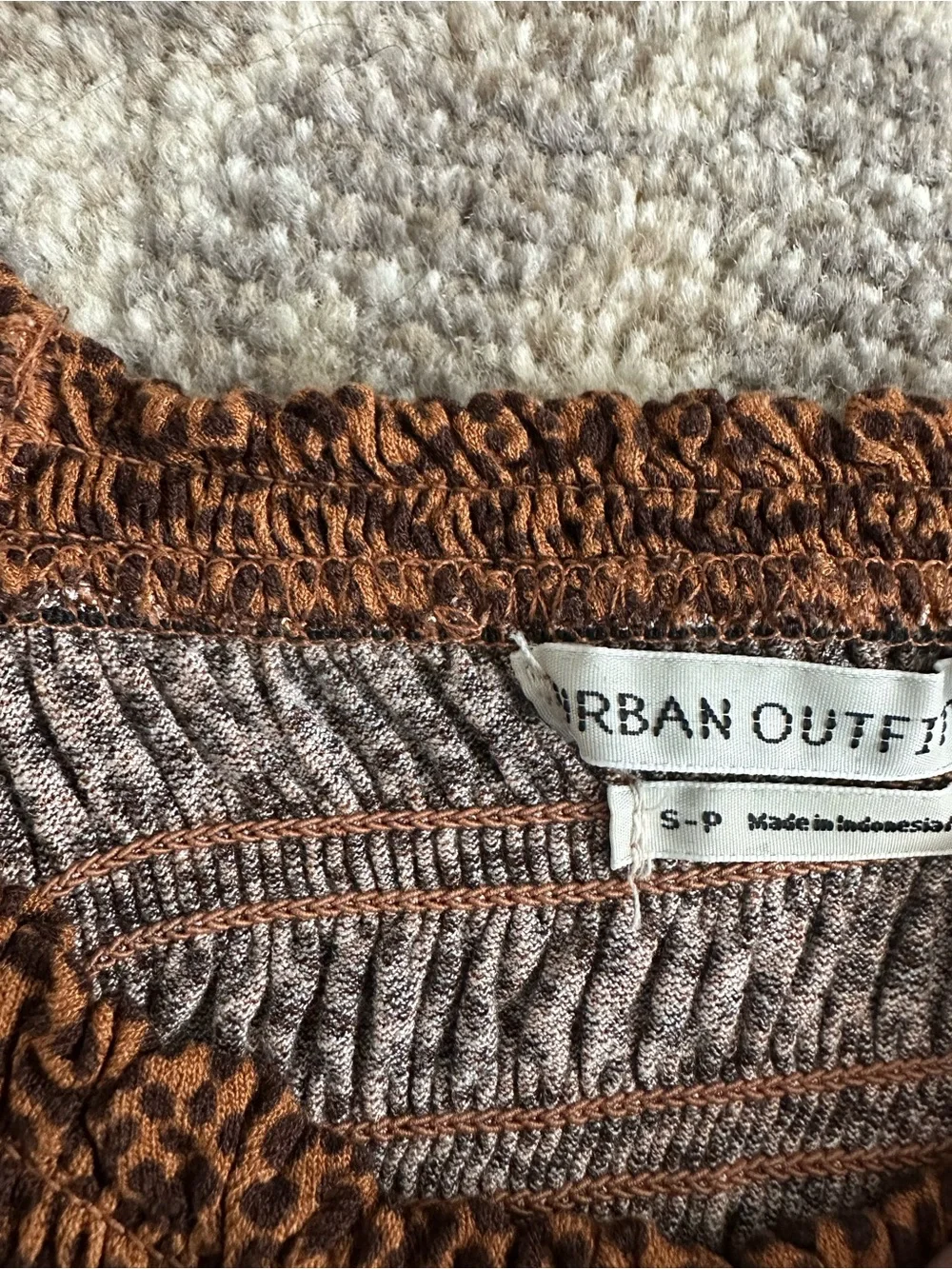 Urban Outfitters Brown Leopard Smocked Puff-Sleeve Crop Top - Picture 3 of 5
